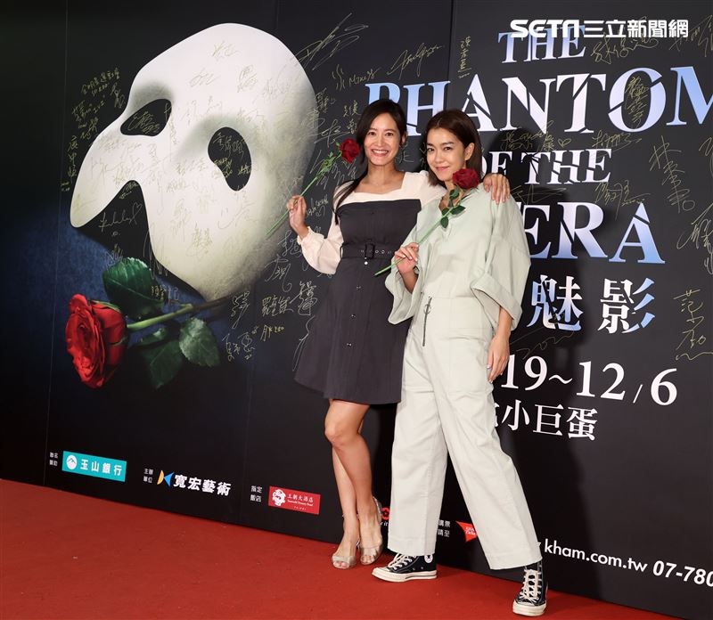 Janet、大霈觀看歌劇魅影。（記者邱榮吉/攝影）