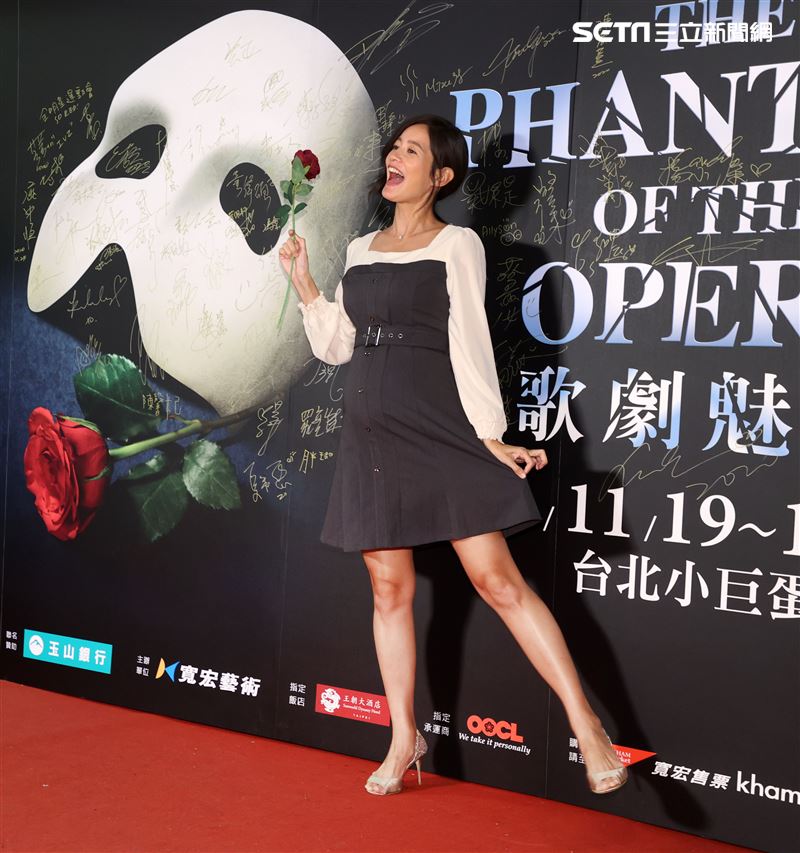 Janet觀看歌劇魅影。（記者邱榮吉/攝影）