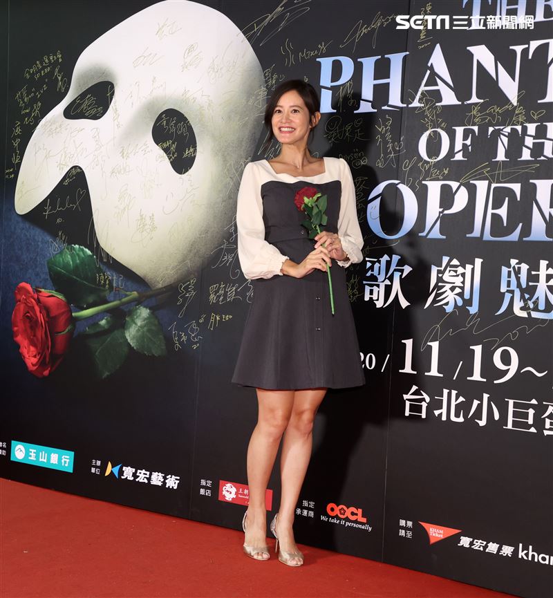 Janet觀看歌劇魅影。（記者邱榮吉/攝影）