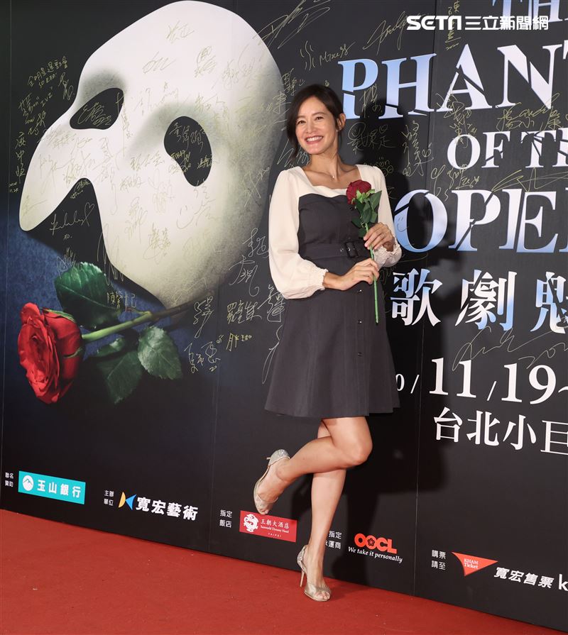 Janet觀看歌劇魅影。（記者邱榮吉/攝影）