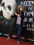 Ella觀看歌劇魅影。（記者邱榮吉/攝影）