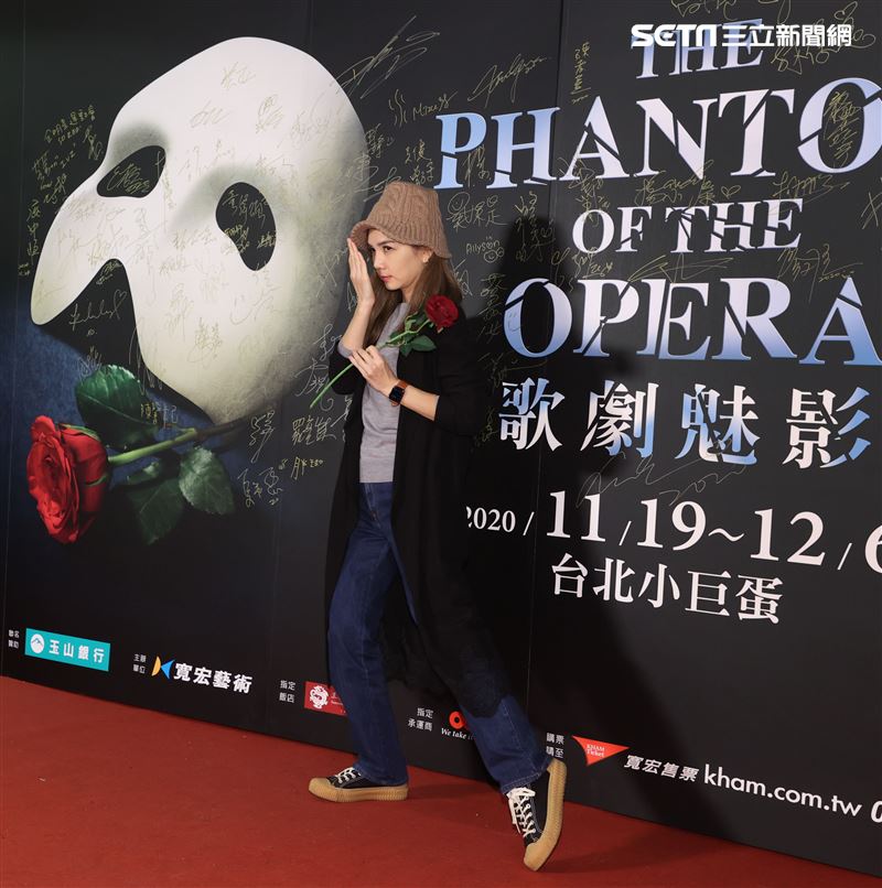 Ella觀看歌劇魅影。（記者邱榮吉/攝影）