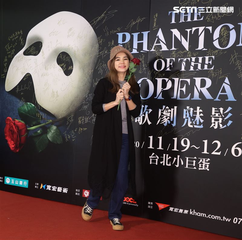 Ella觀看歌劇魅影。（記者邱榮吉/攝影）