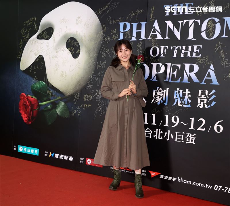 楊小黎觀看歌劇魅影。（記者邱榮吉/攝影）