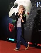 Ella觀看歌劇魅影。（記者邱榮吉/攝影）
