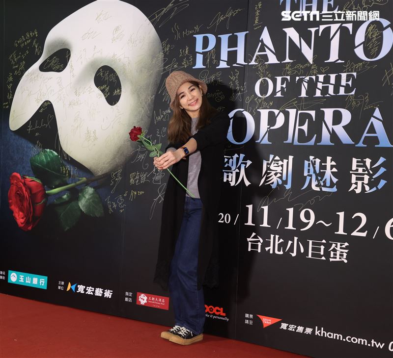 Ella觀看歌劇魅影。（記者邱榮吉/攝影）