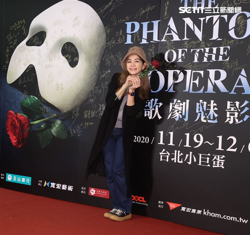 Ella觀看歌劇魅影。（記者邱榮吉/攝影）