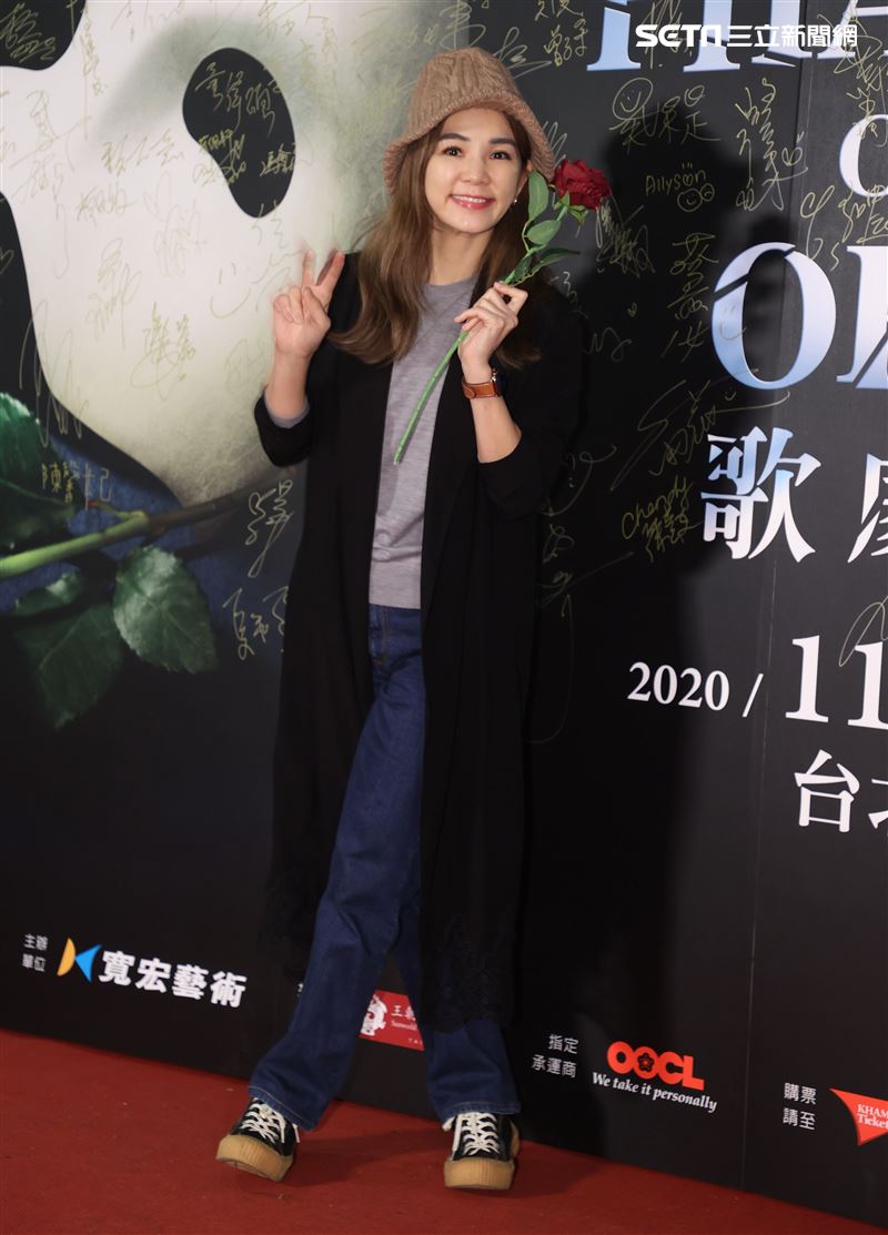 Ella觀看歌劇魅影。（記者邱榮吉/攝影）