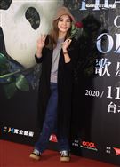 Ella觀看歌劇魅影。（記者邱榮吉/攝影）