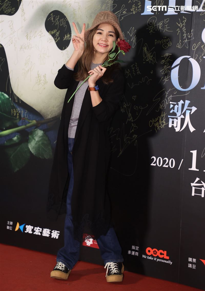 Ella觀看歌劇魅影。（記者邱榮吉/攝影）