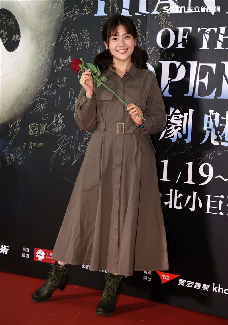 楊小黎觀看歌劇魅影。（記者邱榮吉/攝影）