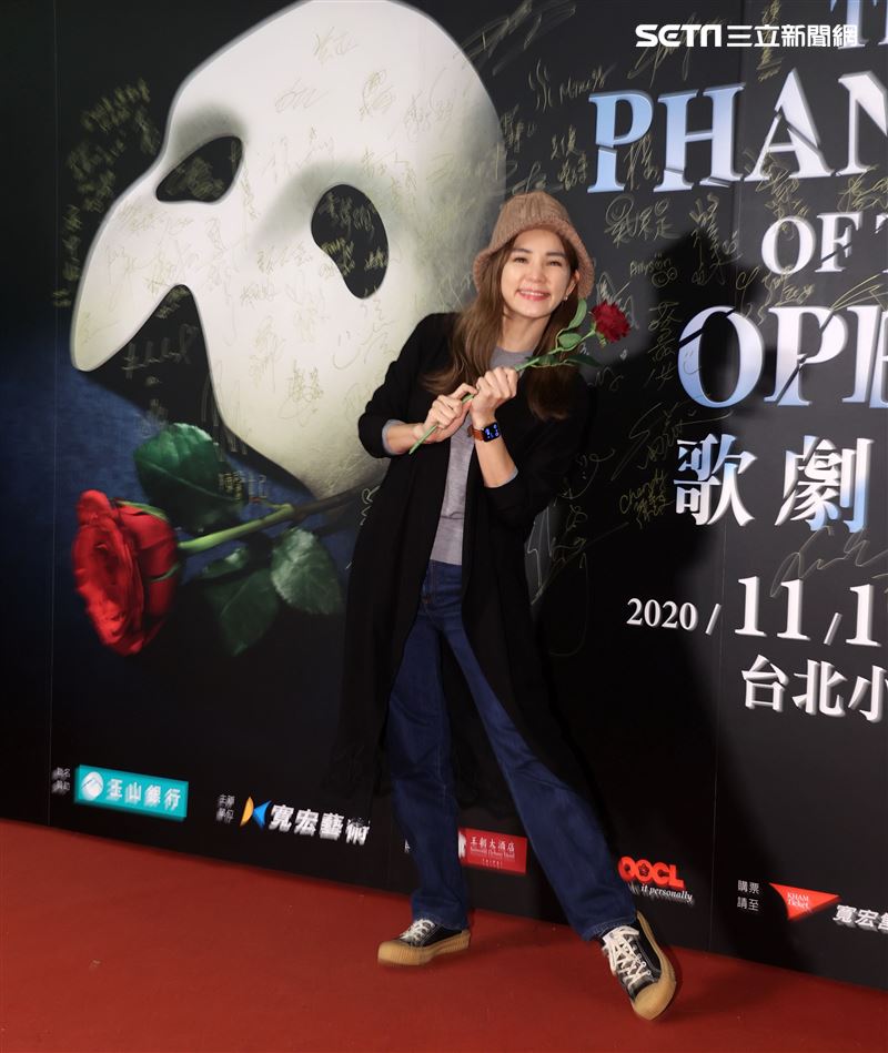 Ella觀看歌劇魅影。（記者邱榮吉/攝影）