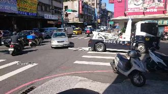 轎車拖吊轉彎突脫鉤　重摔落地毀保桿