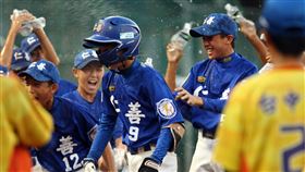 重光盃少棒賽　桃園仁善打擊發揮抱回冠軍第12屆重光盃全國少棒錦標賽25日在台北青年公園棒球場進行冠軍賽，桃園市仁善國小（藍衣）終場以11比1輕取台中市忠孝國小奪冠，球員開心在場中慶祝。（台北市棒球協會提供）中央社記者楊啟芳傳真  109年11月25日