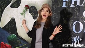 Ella觀看歌劇魅影。（記者邱榮吉/攝影）