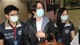 涉炒作康友權證遭約談　立委吳怡玎胞弟訊後請回北檢偵辦國民黨立委吳怡玎父親吳光訓涉操縱康友認購權證案，25日約談吳光訓及吳怡玎胞弟吳郁展（中）等6人；檢方晚間複訊吳郁展後將他請回。中央社記者蕭博文攝  109年11月25日