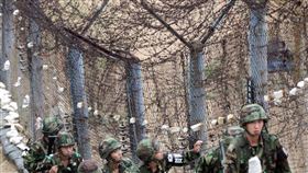 自稱前體操選手 「撐竿跳」越過3米高鐵絲網入南韓
▲圖／美聯社／達志影像