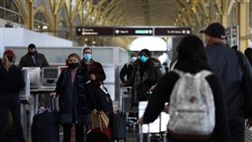 感恩節前  美國每天近百萬人搭機北美感恩節前夕，鄰近美國華府的雷根國家機場出現不少返鄉旅客。為了抑制病毒傳播，機場要求進出民眾都須佩戴口罩。中央社記者徐薇婷華盛頓攝  109年11月26日