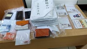 中壢警方逮捕涉案3人，扣得大批贓證物。（圖／翻攝自畫面）