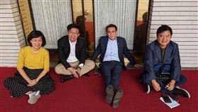 送蘇貞昌入虎口　民進黨立委40小時、三天二夜議場排隊（圖／翻攝自鄭運鵬專頁）