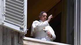 教宗方濟各（圖）在即將發表的新書首次為新疆維吾爾族發聲，中國外交部第一時間痛批教宗說法「毫無事實依據」，但沒多久不僅官媒報導全數消失，中國外交部官網逐字紀錄也刻意漏提。（圖／翻攝自instagram.com/franciscus）
