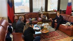 西班牙雜誌專訪駐西國代表劉德立西班牙「企業領袖」雜誌創辦人兼社長柯瑪斯（左，Juan Comas）於當地時間25日在駐西班牙代表處專訪駐西班牙代表劉德立（右），談台西兩國關係。（駐西班牙代表處提供）中央社記者曾婷瑄巴黎傳真  109年11月26日