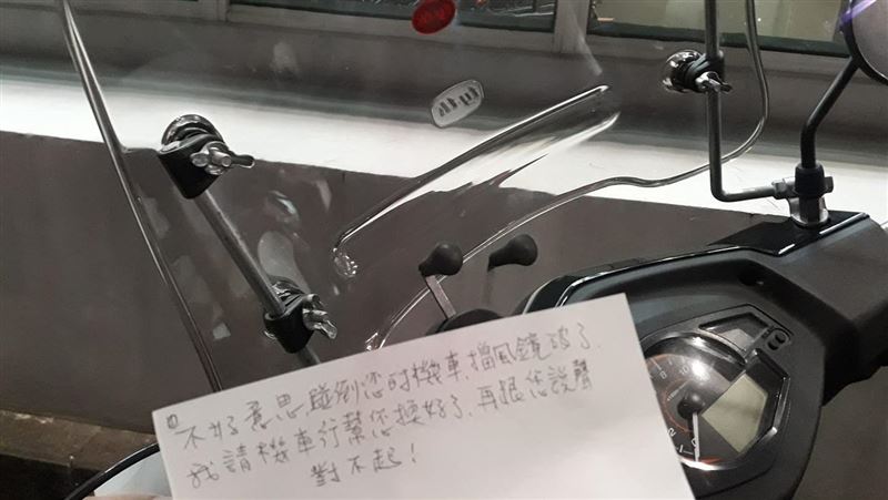 擋風鏡破！路人接連暖舉　網讚快絕種