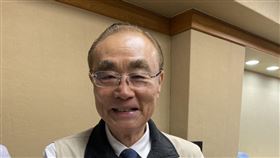 台北榮總與三軍總醫院結盟，並與科技公司廣達合作，研發新型貼片式心電圖，讓退輔會主委馮世寬笑說：「我第一個跟院長報名，去立院前跟質詢結束後都要戴！來測心律不整情況。」（圖／記者簡浩正攝影）