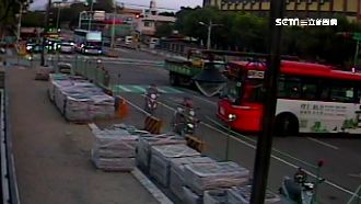 公車遇封路迴轉　倒退嚕又撞車牆塞爆