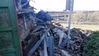 貨車國道翻覆　疑載重不均廢棄物散落