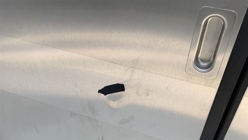 立委爆台鐵車門破洞　台鐵：只是膠帶