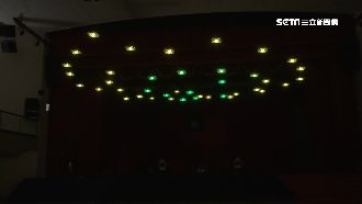 與真人共舞　40台無人機挑戰室內飛