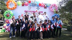 花蓮市與日本盛岡市締結友好城市慶週年（1）花蓮縣花蓮市與日本岩手縣盛岡市締盟為友好城市滿週年，花蓮市公所26日舉辦締盟週年裝置藝術「倆相好」揭幕儀式，與會來賓手持兩地國旗慶祝。中央社記者張祈攝　109年11月26日