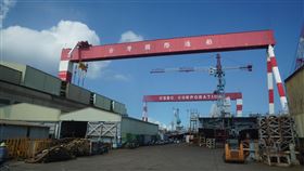 台船公司高雄廠海巡署首艘4000噸巡防艦2日上午在台船公司高雄廠（圖）舉行下水典禮，將此艦命名為「嘉義艦」，並依造船慣例進行擲瓶下水儀式，替持續興建中的巡防艦艇祈福。中央社記者徐肇昌攝　109年6月2日