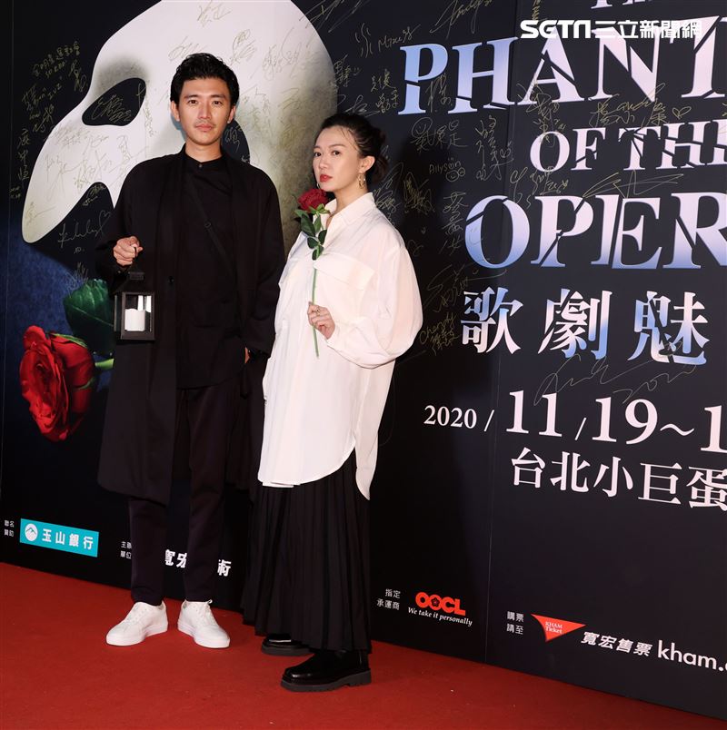 曾少宗、李杏觀賞「歌劇魅影」。（記者邱榮吉/攝影）