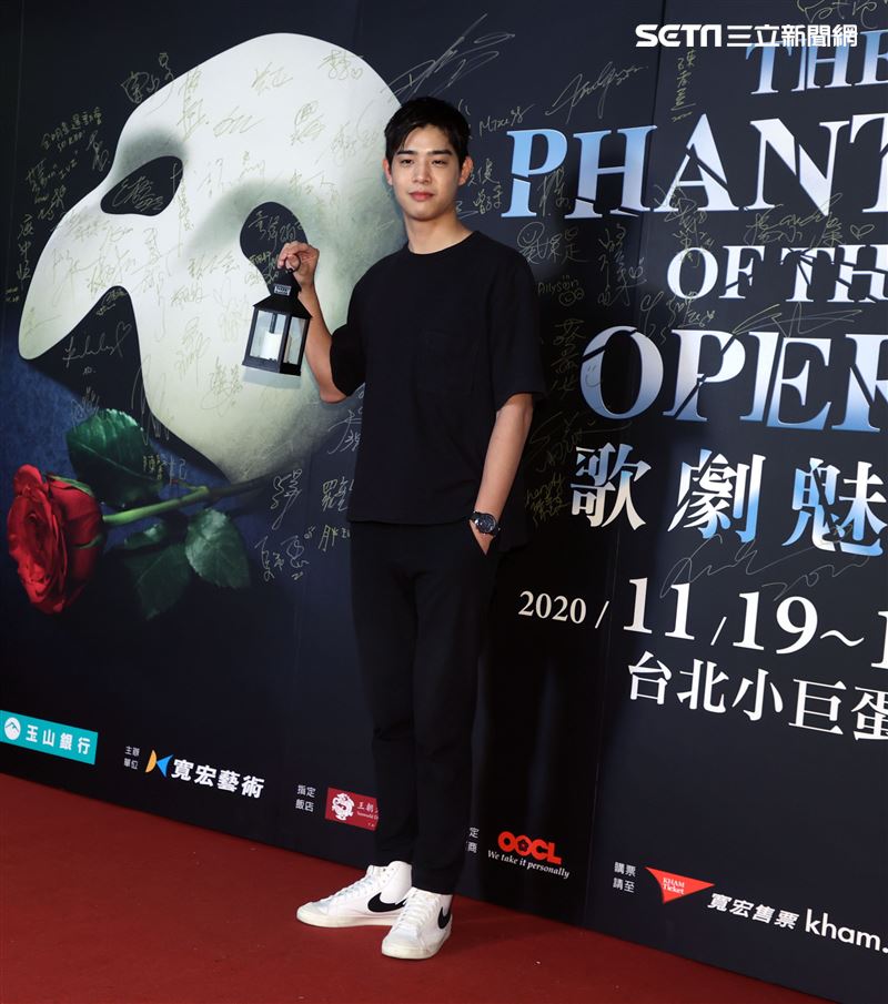 唐振剛觀賞「歌劇魅影」。（記者邱榮吉/攝影）