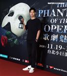 唐振剛觀賞「歌劇魅影」。（記者邱榮吉/攝影）