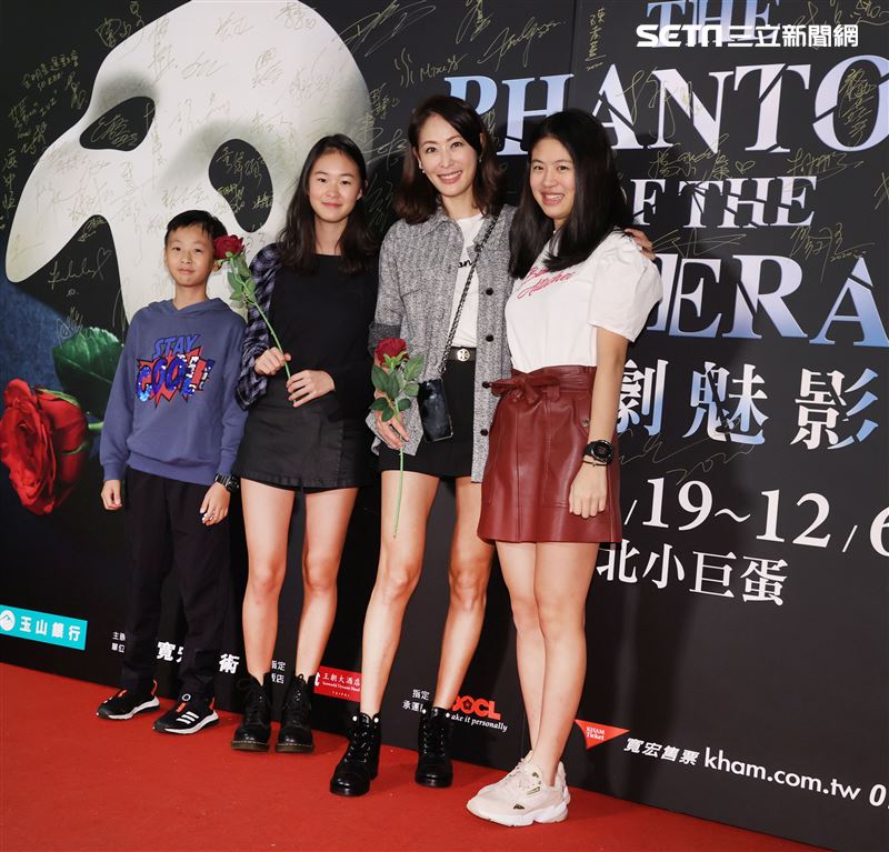 賈永婕帶著兒女一起觀賞「歌劇魅影」。（記者邱榮吉/攝影）