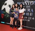 賈永婕帶著兒女一起觀賞「歌劇魅影」。（記者邱榮吉/攝影）