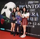 賈永婕帶著兒女一起觀賞「歌劇魅影」。（記者邱榮吉/攝影）