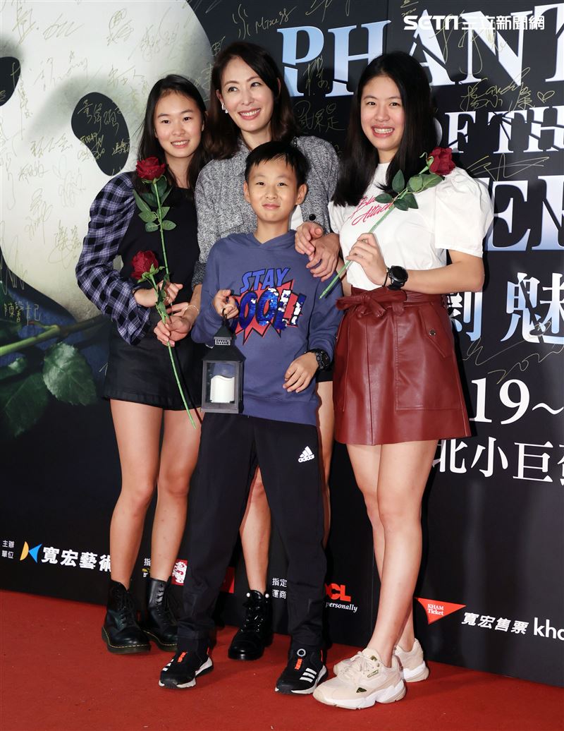 賈永婕帶著兒女一起觀賞「歌劇魅影」。（記者邱榮吉/攝影）