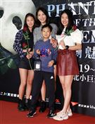 賈永婕帶著兒女一起觀賞「歌劇魅影」。（記者邱榮吉/攝影）