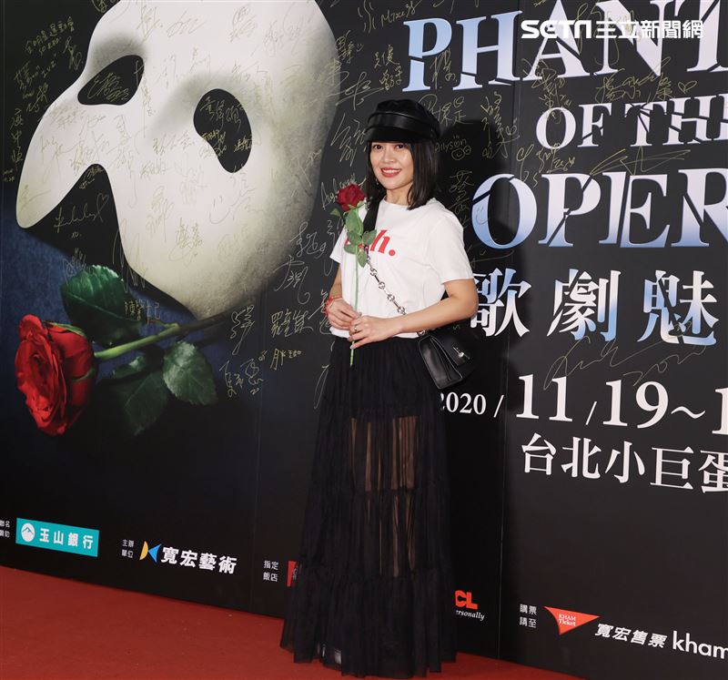 戴愛玲觀賞「歌劇魅影」。（記者邱榮吉/攝影）