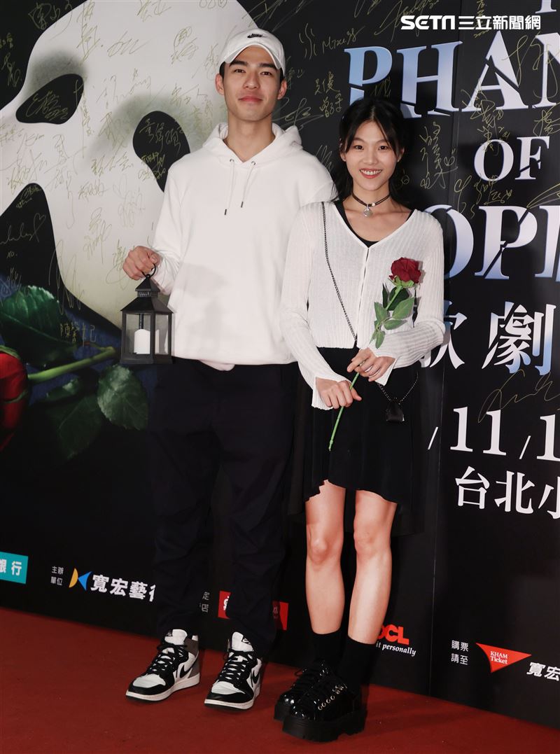 陳昊森、柯泯薰觀賞「歌劇魅影」。（記者邱榮吉/攝影）