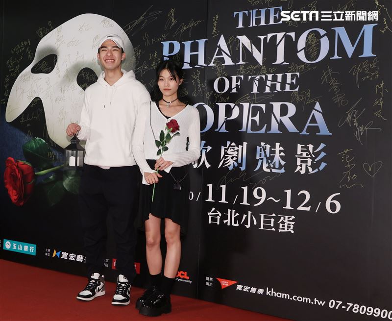 陳昊森、柯泯薰觀賞「歌劇魅影」。（記者邱榮吉/攝影）