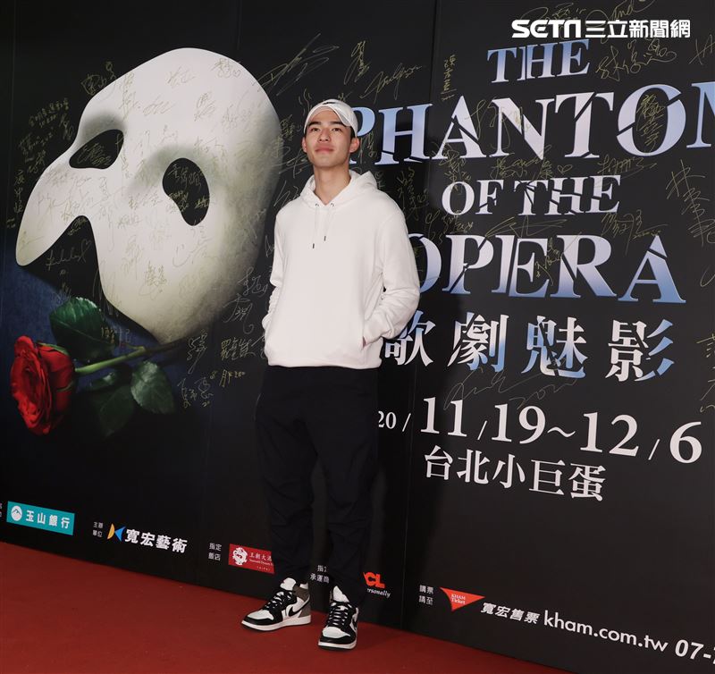 陳昊森觀賞「歌劇魅影」。（記者邱榮吉/攝影）