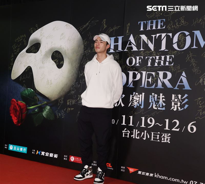 陳昊森觀賞「歌劇魅影」。（記者邱榮吉/攝影）