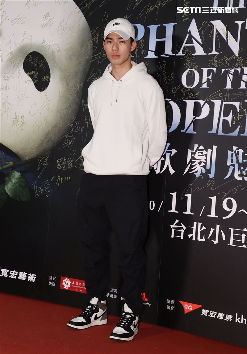 陳昊森觀賞「歌劇魅影」。（記者邱榮吉/攝影）