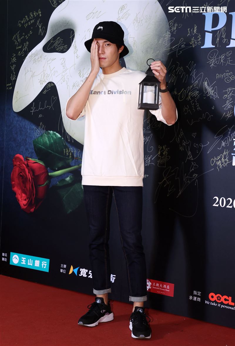 簡伯廷觀賞「歌劇魅影」。（記者邱榮吉/攝影）