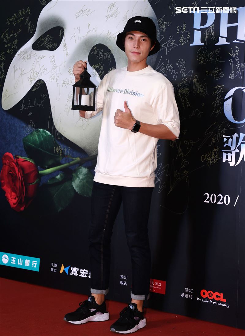 簡伯廷觀賞「歌劇魅影」。（記者邱榮吉/攝影）